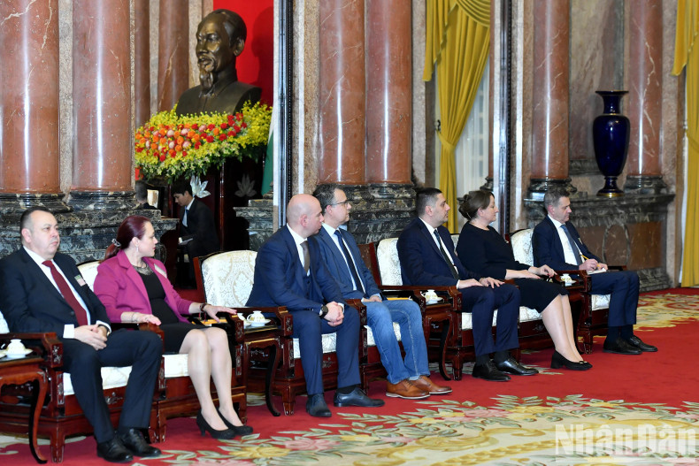 保加利亚国民议会议长耶利亚兹科夫一行。