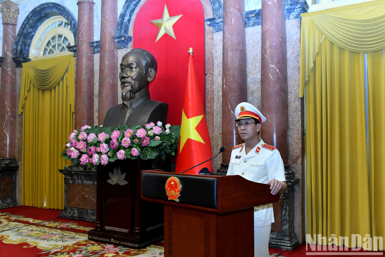 最高人民检察院新任副检察长胡德英发言。