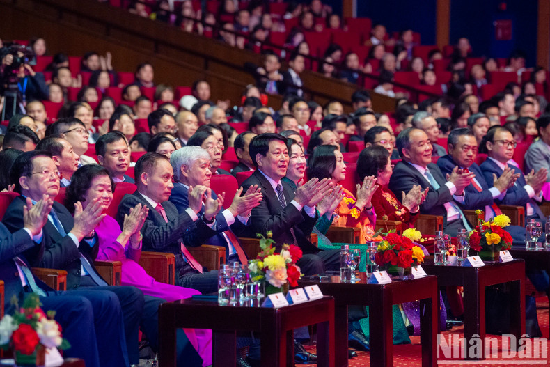 国家主席梁强和夫人以及各位代表出席活动。 国家主席梁强和夫人以及各位代表出席活动。