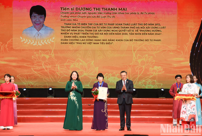 越南国家副主席武氏映春,河内市人民委员会主席陈士青向前司法部法律科学院院长、法律修改专家小组组长杨氏青梅博士授予2024年“首都优秀公民”称号。 越南国家副主席武氏映春,河内市人民委员会主席陈士青向前司法部法律科学院院长、法律修改专家小组组长杨氏青梅博士授予2024年“首都优秀公民”称号。