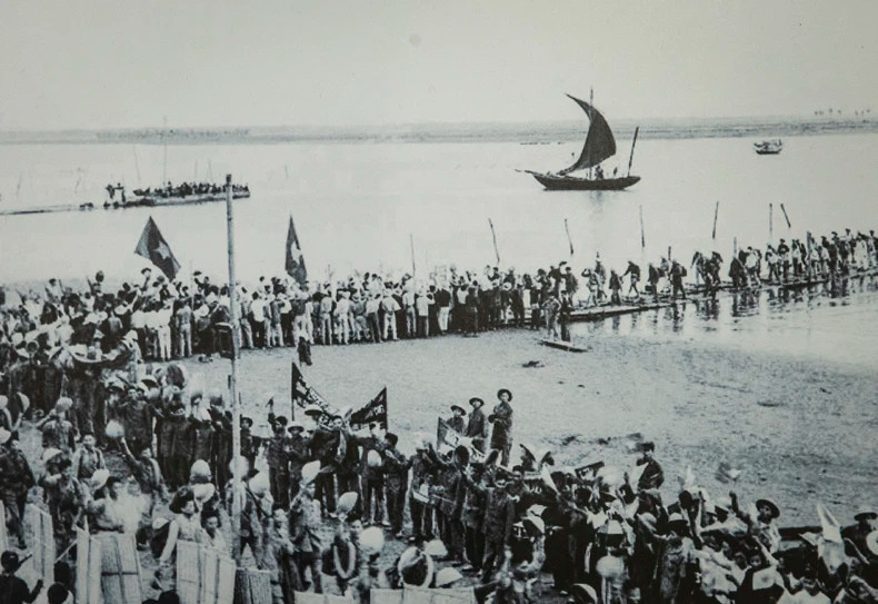 在清化省岑山欢迎来自南方的军官。 在清化省岑山欢迎来自南方的军官。