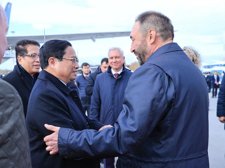 鞑靼斯坦共和国官员前往机场迎接范明正总理。