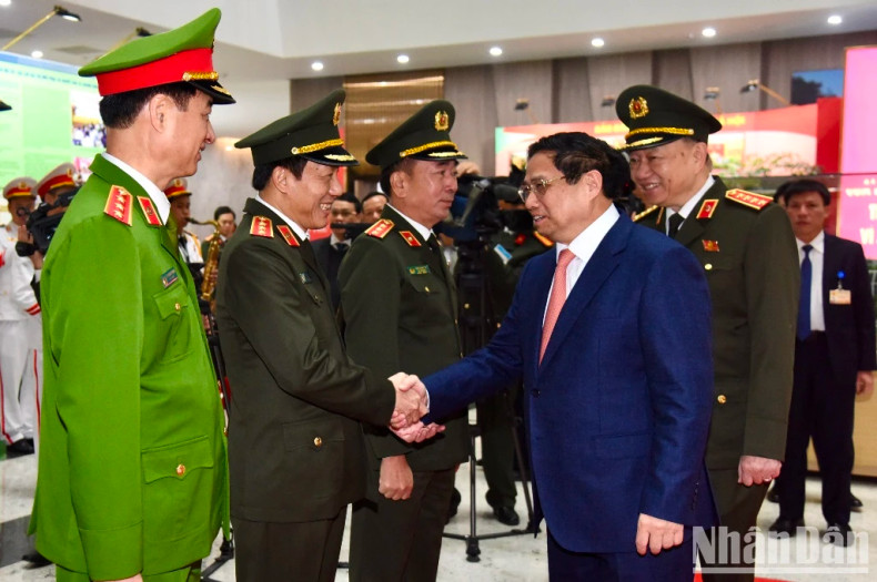 范明正总理和公安部领导。 范明正总理和公安部领导。