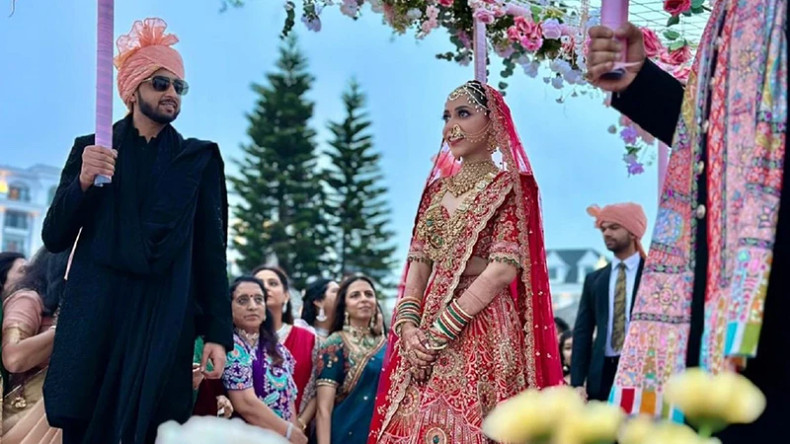 一对印度新人在越南广宁省下龙湾举办婚礼。