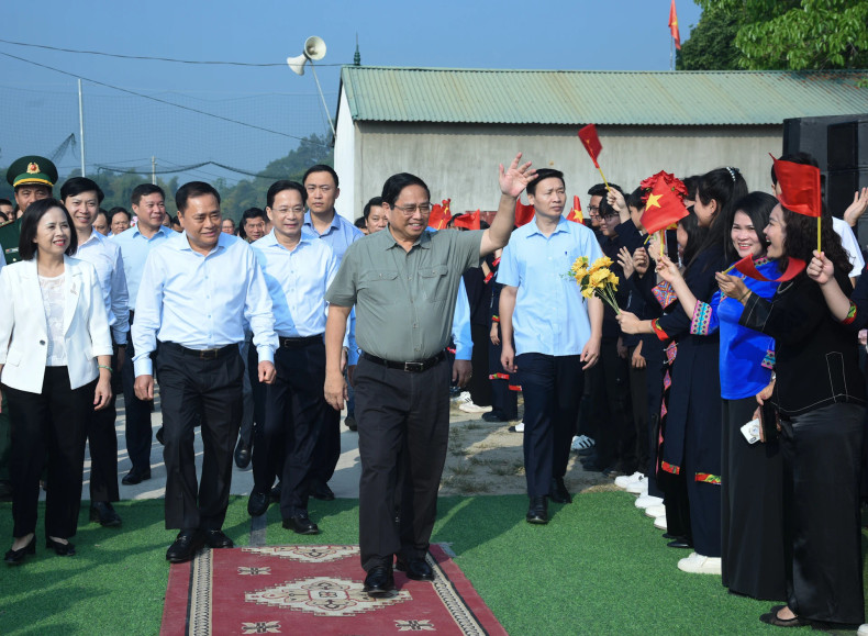 范明正总理在谅山省文朗县那岑镇出席全民族大团结日活动。