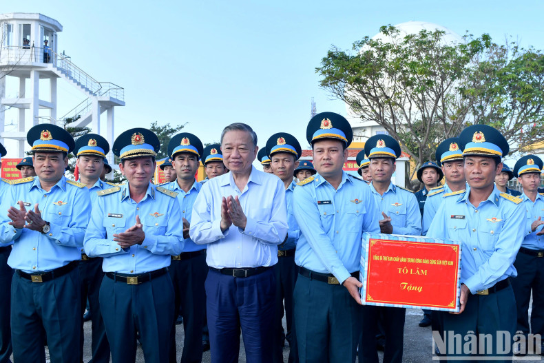苏林总书记向白龙尾岛县干部、战士赠送礼物。