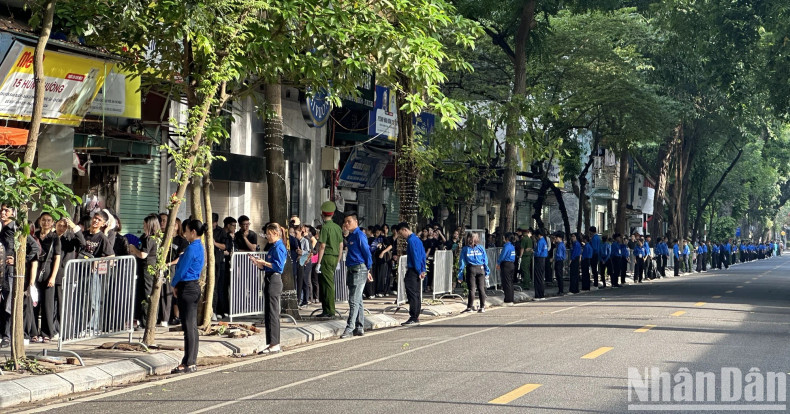 自愿者为各团体和人民吊唁阮富仲总书记提供支持和服务。