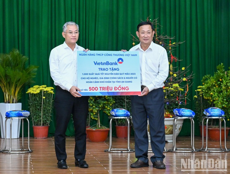 国会对外委员会副主任敦俊峰向安江省贫困者发放由越南工商股份商业银行资助的1000份春节礼物。 国会对外委员会副主任敦俊峰向安江省贫困者发放由越南工商股份商业银行资助的1000份春节礼物。