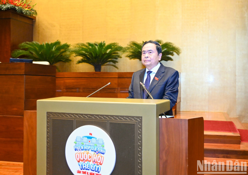 国会主席陈青敏致闭幕词。 国会主席陈青敏致闭幕词。