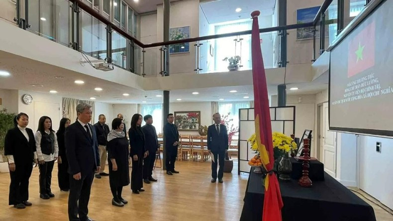 吴向南大使和越南驻荷兰大使馆全体工作人员吊唁原国家主席陈德良。