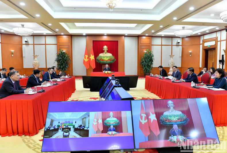 越共中央总书记苏林同老挝国家主席通伦·西苏里通电话。