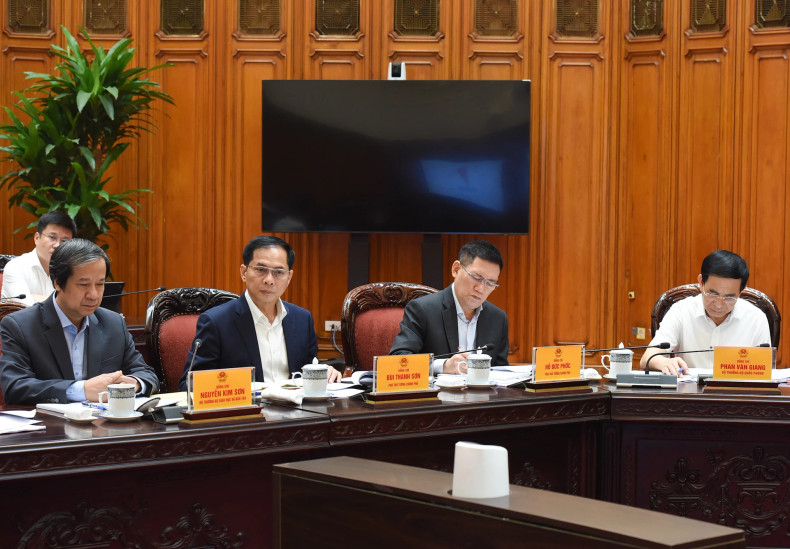 越南政府总理范明正同教育培训部和卫生部举行会议【组图】 ảnh 3 越南政府总理范明正同教育培训部和卫生部举行会议【组图】 ảnh 3