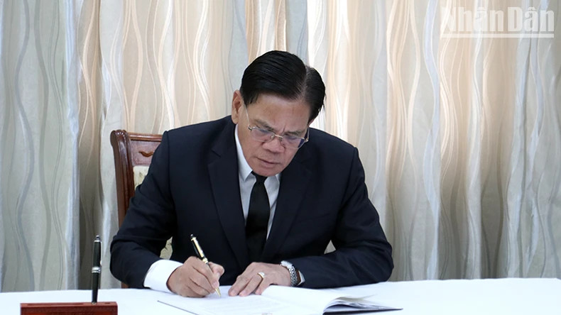 老挝驻柬埔寨大使Buakeo Phumvongsay在吊唁簿上留言。 老挝驻柬埔寨大使Buakeo Phumvongsay在吊唁簿上留言。