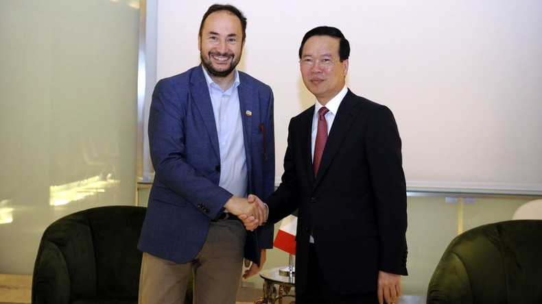 武文赏主席会见意大利重建共产党总书记毛里奇奥·阿切尔博。 武文赏主席会见意大利重建共产党总书记毛里奇奥·阿切尔博。
