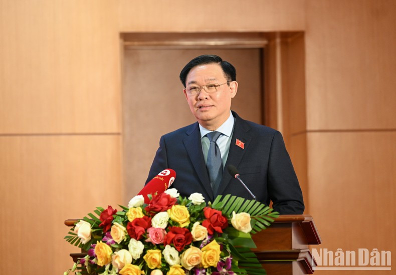 国会主席王廷惠向《人民代表报》社和越南国会电视台致以新年祝福。 国会主席王廷惠向《人民代表报》社和越南国会电视台致以新年祝福。