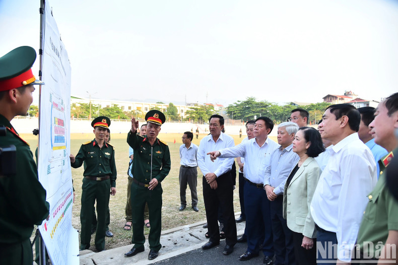 张氏梅女士检查即将举行的奠边府大捷70周年纪念活动筹备工作。 张氏梅女士检查即将举行的奠边府大捷70周年纪念活动筹备工作。