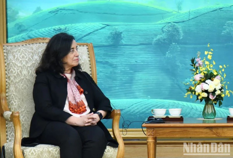 世行东亚与太平洋地区副行长曼努埃拉·菲罗发表讲话。