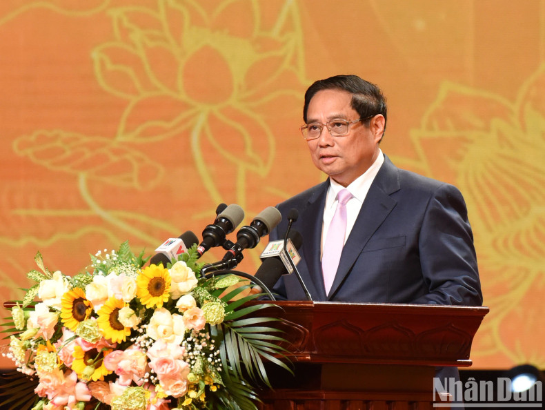 范明正总理发表讲话。 范明正总理发表讲话。