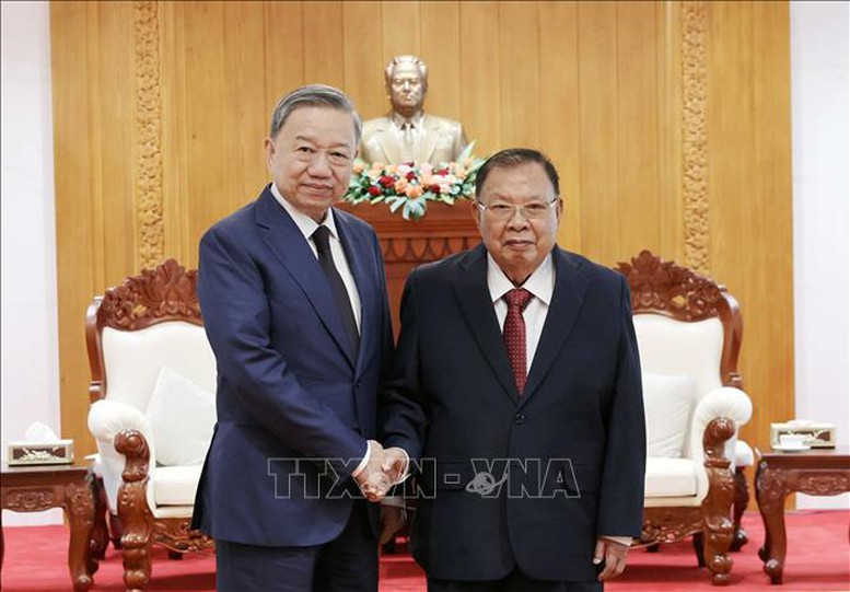 越南国家主席苏林会见前老挝人民革命党中央委员会总书记、老挝国家主席本扬·沃拉吉。(图片来源:越通社) 越南国家主席苏林会见前老挝人民革命党中央委员会总书记、老挝国家主席本扬·沃拉吉。(图片来源:越通社)