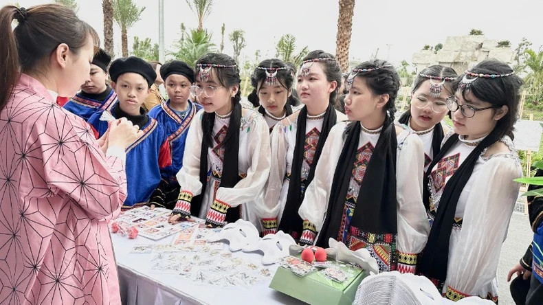 年经人前来体验日本文化。 年经人前来体验日本文化。