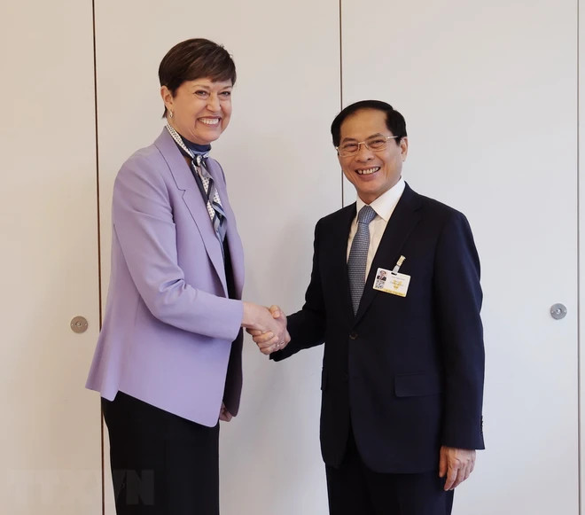 越南外交部长裴青山会见加拿大外交部代表帕姆·达莫夫。 越南外交部长裴青山会见加拿大外交部代表帕姆·达莫夫。