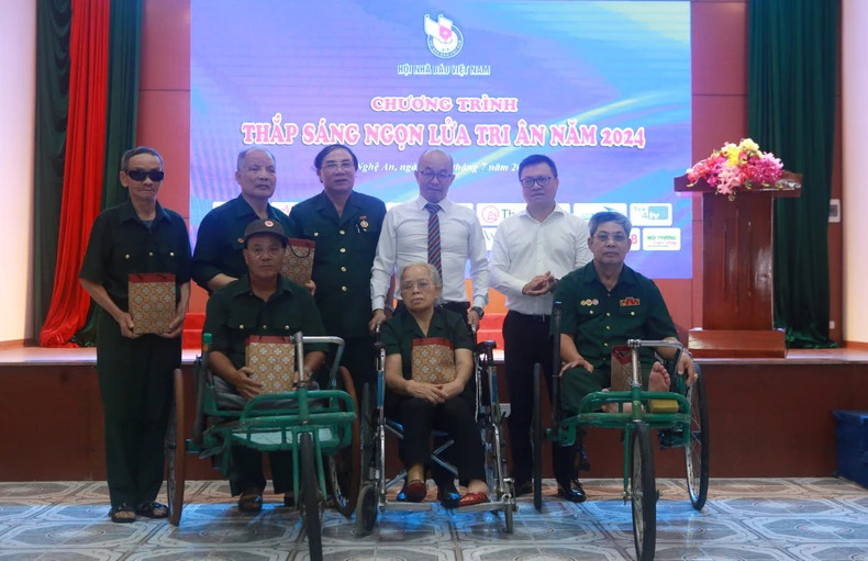 黎国明同志和赞助商代表向伤残军人赠送礼物。 黎国明同志和赞助商代表向伤残军人赠送礼物。