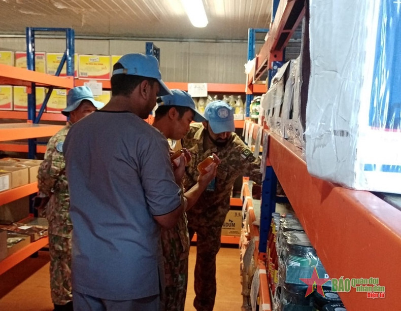 范文雄少校检查检查安全质量。 范文雄少校检查检查安全质量。