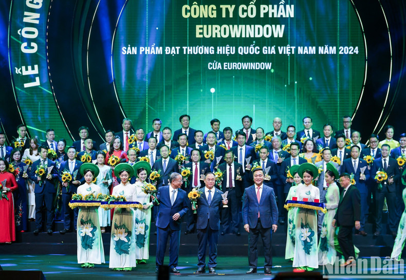 获得2024年“国家品牌”产品的企业代表。 获得2024年“国家品牌”产品的企业代表。