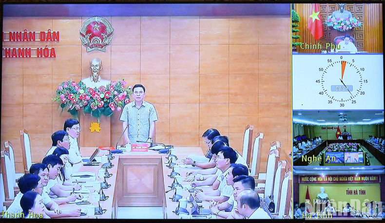 清化省省委书记杜仲兴通过视频方式发表讲话。