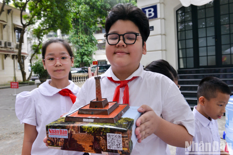 由学生们组成的河内旗台模型。 由学生们组成的河内旗台模型。