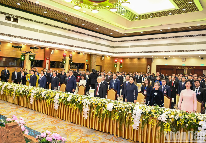 各位代表在招待会上向国旗敬礼。 各位代表在招待会上向国旗敬礼。