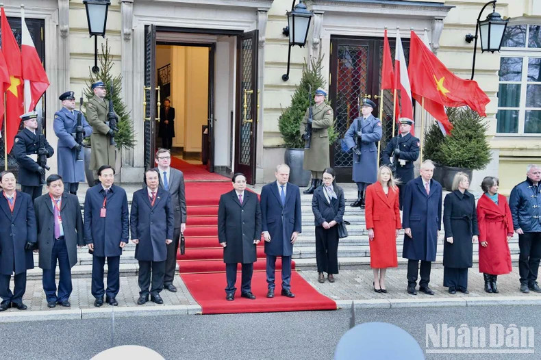 波兰总理唐纳德·图斯克和范明正总理出席欢迎仪式。 波兰总理唐纳德·图斯克和范明正总理出席欢迎仪式。