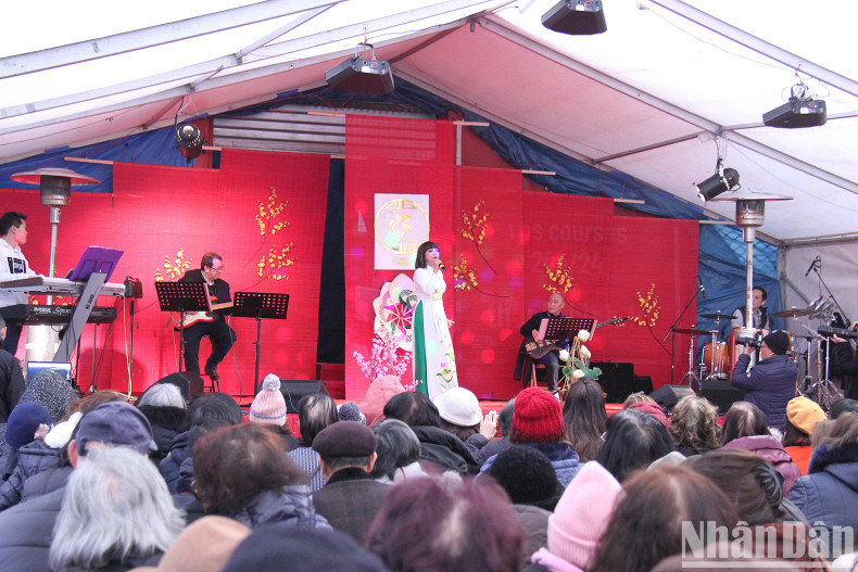 从满越南文化特色的文艺节目。