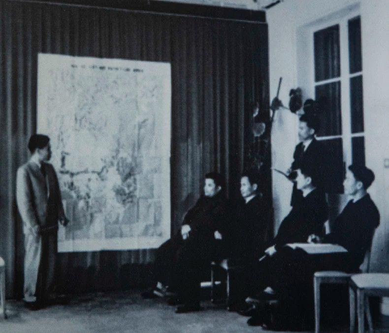 国防部副部长谢光宝向越南民主共和国代表团汇报印度支那战场的事态发展。 国防部副部长谢光宝向越南民主共和国代表团汇报印度支那战场的事态发展。