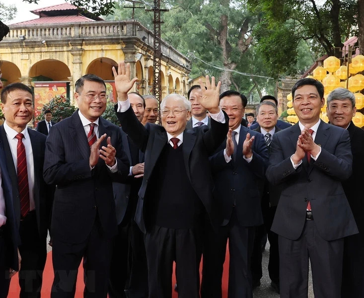 阮富仲总书记和各位代表前往升龙皇城遗迹区敬香。