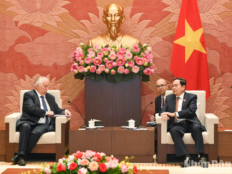 越南国会常务副主席陈青敏会见比利时国务大臣、众议院前议长安德烈·弗拉奥。