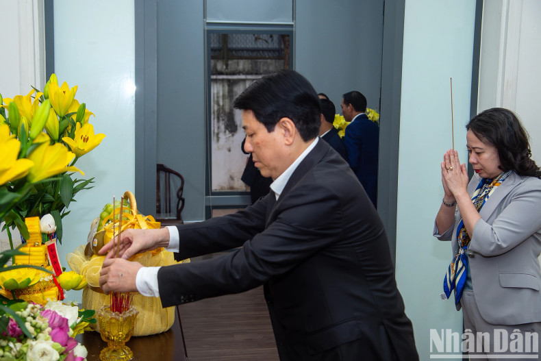 国家主席梁强上香缅怀已故总书记阮富仲。