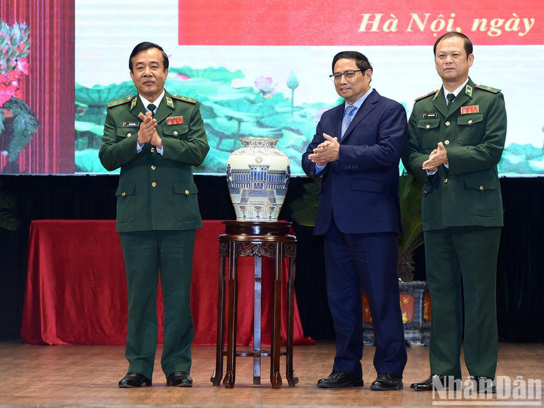 范明正总理向边防部队司令部赠送纪念品。 范明正总理向边防部队司令部赠送纪念品。