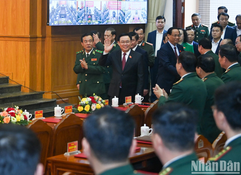 国会主席王廷惠向边防部队司令部领导、干部问候和百年。 国会主席王廷惠向边防部队司令部领导、干部问候和百年。