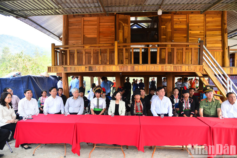 越共中央政治局委员、中央书记处书记、中央组织部部长张氏梅,越共中央书记处书记、越南祖国阵线中央委员会主席杜文战,越共中央书记处书记、中央宣教部部长阮仲义,越南政府副总理陈红河和各位代表出席大团结房屋竣工和交接仪式。 越共中央政治局委员、中央书记处书记、中央组织部部长张氏梅,越共中央书记处书记、越南祖国阵线中央委员会主席杜文战,越共中央书记处书记、中央宣教部部长阮仲义,越南政府副总理陈红河和各位代表出席大团结房屋竣工和交接仪式。