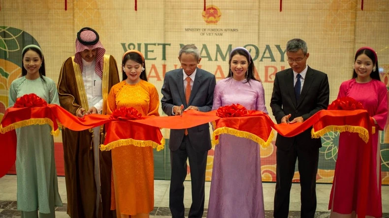 “越南文化精髓”和“获联合国教科文组织公认的越南世界遗产”图片展开展仪式。 “越南文化精髓”和“获联合国教科文组织公认的越南世界遗产”图片展开展仪式。