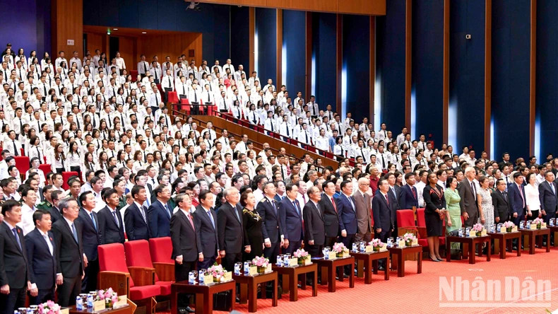各位代表向国旗敬礼。 各位代表向国旗敬礼。