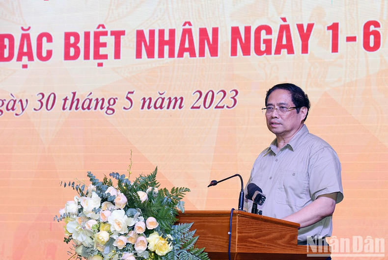 范明正总理高度评价赫尔曼·格迈纳私立中学、师生的努力和所取得的结果。 范明正总理高度评价赫尔曼·格迈纳私立中学、师生的努力和所取得的结果。