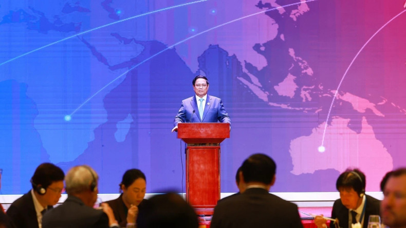 范明正总理发表讲话。