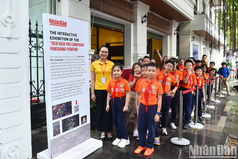 学生们排队,准备参观纪念奠边府大捷70周年全景图互动展。 学生们排队,准备参观纪念奠边府大捷70周年全景图互动展。