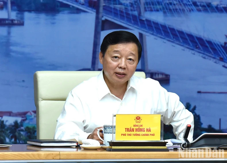 越南政府副总理陈红河出席会议。 越南政府副总理陈红河出席会议。