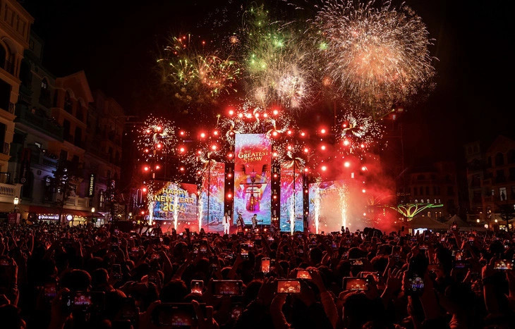 迎接2024新年的烟火活动。（图片来源：tuoitre.vn）