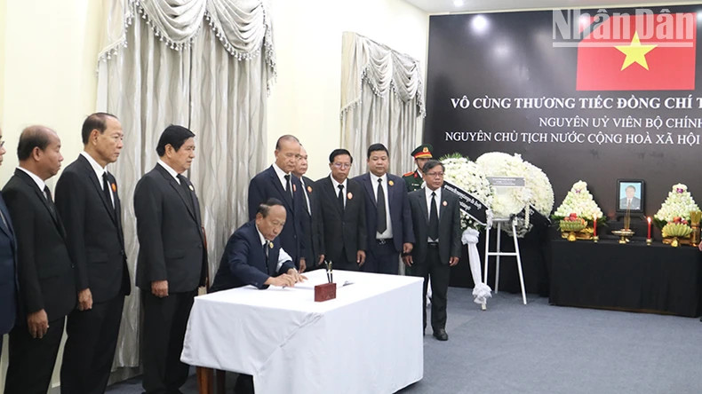 由柬埔寨人民党中央常委、中央监察委员会主席艾森沃率领的柬埔寨人民党代表团出席原国家主席陈德良吊唁仪式。 由柬埔寨人民党中央常委、中央监察委员会主席艾森沃率领的柬埔寨人民党代表团出席原国家主席陈德良吊唁仪式。