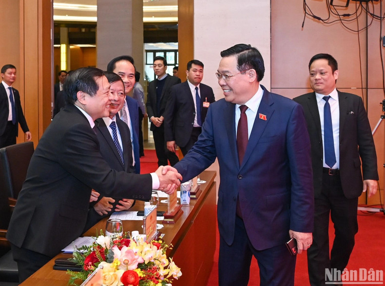 国会主席王廷惠和各位代表出席仪式。 国会主席王廷惠和各位代表出席仪式。