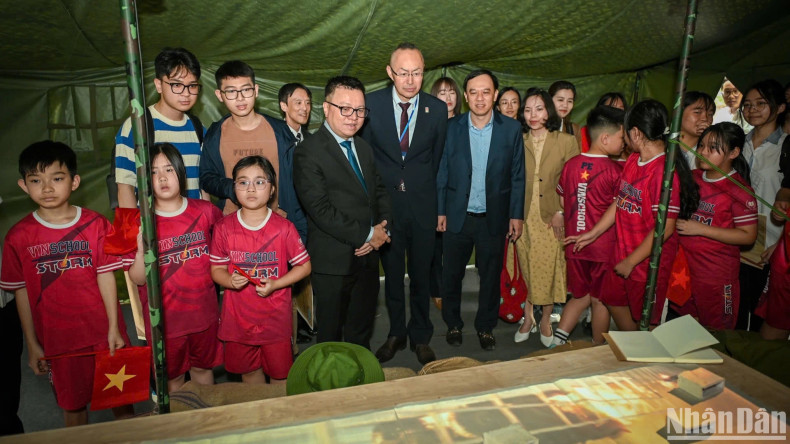 黎国明总编辑向林洋介先生一行介绍《人民报》的庆祝南方解放和国家统一50周年互动体验展。